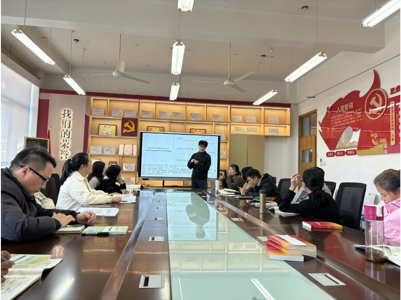 马克思主义学院举行《思想道德与法治》集体备课会